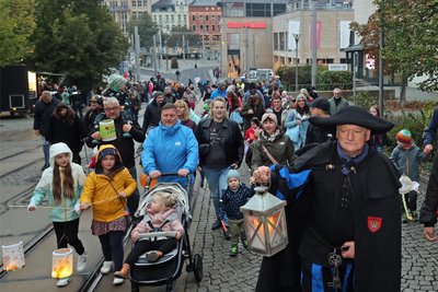 Mit seiner Laterne führte der Plauener Nachtwächter Uwe Rödel den Lampionumzug durch die Innenstadt an.