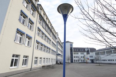 Der Schaden an der Schulturnhalle in Weischlitz (rechts) soll bald behoben sein.