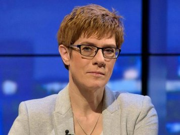 Kramp-Karrenbauer war auf dem Weg zu den Sondierungsgesprächen in Berlin.