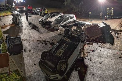 Sieben Fahrzeuge auf einen Streich hat der junger Mann in der Nacht zum Dienstag bei seiner Fahrt in Schwarzenberg demoliert. 