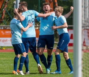 Während der Markranstädter Keeper den Ball aus dem Netz holt, dürfen die Marienberger erstmals seit sechs Spielen wieder jubeln. Hier schreit Kevin Werner seine Freude über das von ihm erzielte 4:0 heraus. 