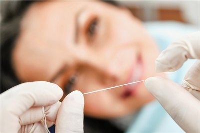Ohne Zahnseide geht es nicht. Die Handhabung erklären Prophylaxe-Assistentinnen beim regelmäßigen Kontrolltermin. 