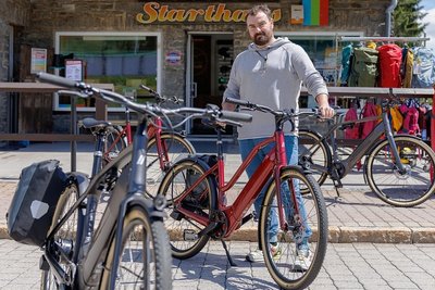 Robert Menzel aus dem "Starthaus" in Oberwiesenthal mit einer Damenausführung des speziellen E-Bikes, das neuerdings verliehen wird. Im Vordergrund und hinten rechts die andere Variante. 
