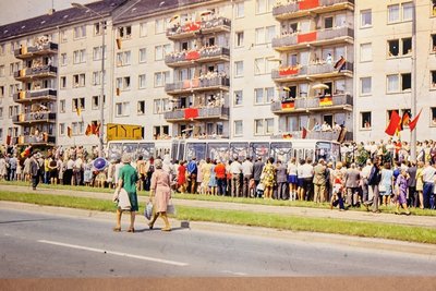 Die obere Bahnhofstraße in Plauen zu DDR-Zeiten an einem 1. Mai.