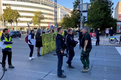 20 Minuten legten die Aktivisten eine große Innenstadtkreuzung dicht. So viel Geduld hatte dieser Bauarbeiter nicht. Polizisten mussten ihn beruhigen.