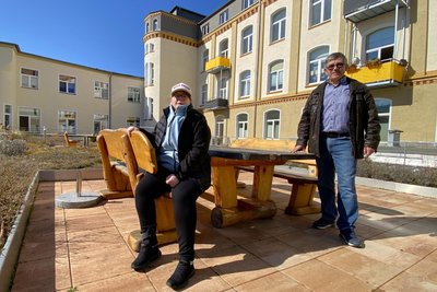 Stephanie Wehner lebt in der Wohnanlage. Rechts: Andreas Klehr von Gerlach Bauträger.