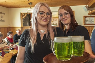 Jessica Böhm aus Crottendorf (links) und Lisa Adam aus Sehma – und ein Hauch aus Tschechien: grünes Bier ist angesagt.