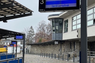 Leere Abfahrtspunkte, „Verdi Warnstreik“ auf den Hinweistafeln. Ein Bild, dass sich in den nächsten Tagen am Busbahnhof in Annaberg-Buchholz wiederholen wird.