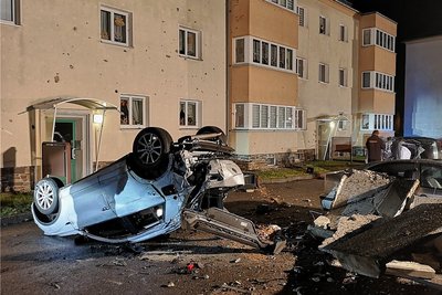 Die zerborstene Container-Umhausung wirkte wie eine Sprungschanze.
