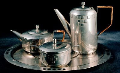 Dieser Art waren Kaffeeservices um 1912 aus Neusilber. 