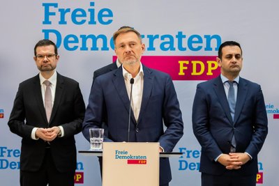 Christian Lindner (FDP, M), scheidender Bundesminister der Finanzen und FDP-Bundesvorsitzender, äußert sich in der FDP-Parteizentrale bei einer Pressekonferenz. Im Hintergrund stehen Marco Buschmann (FDP, l), scheidender Bundesminister der Justiz, und Bijan Djir-Sarai, FDP-Generalsekretär, der mittlerweile zurückgetreten ist.