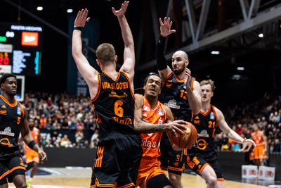 Kevin Yebo (am Ball) machte gegen Rasta Vechta 25 Punkte. Auch die reichten aber nicht. Die Niners Chemnitz verloren nach zuvor fünf Siegen in Folge wieder einmal.