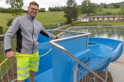 Bademeister Daniel Burkert bei den letzten Vorbereitungen vor dem Saisonstart an der neuen 25-Meter-Rutsche.