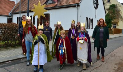 Die Sternsinger der katholischen Gemeinde ziehen in Hainichen von Tür zu Tür.