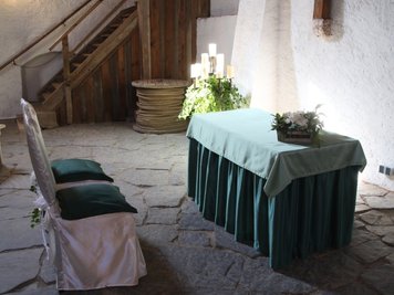 Edel hergerichtet: Trautisch für die Standesbeamtin und die Plätze für das Brautpaar im Brunnenhaus des Schlosses Augustusburg.
