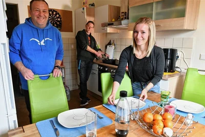 Denis John, Mike Wenzel (v. l.) wohnen gemeinsam in einer Wohnung. Heilerziehungspflegerin Camilla Preißler betreut sie regelmäßig.