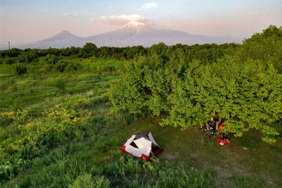 Zelten vor dem Ararat: etwa 5000 Kilometer haben Franziska Maria Thaler und Hans Knorr bisher auf ihren Fahrrädern zurückgelegt.