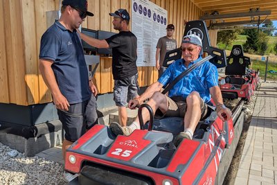 Der Oberwiesenthaler Helmut Masopust durfte unmittelbar vor der Eröffnung noch als letzter Testfahrer ran. Der frühere Chef der Sportschule – hier mit Erik Schulze von der Liftgesellschaft Oberwiesenthal und Manuel Rausch (v. r.) von der Herstellerfirma Wiegand – ist begeistert von der neuen Attraktion.