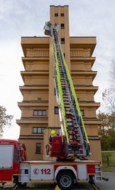 Flugs war die Drehleiter am Wasserturm, dem Reichenbacher Wahrzeichen, bis hinauf zum vorletzten Stock ausgefahren. Eine Top-Kommunikation unter den Einsatzkräften machte es möglich. 