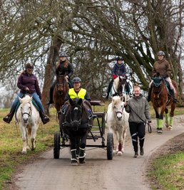 Für eine gemütliche Tour mit ihren Pferden nutzte eine Gruppe vom Pferde- und Rinderhof Saupe in Topfseifersdorf den Neujahrstag