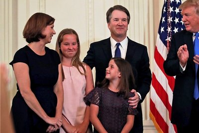 Uneitel, sympathisch, stramm konservativ: Brett Kavanaugh soll Richter am Obersten Gerichtshof der USA werden. Seine Familie hat ihn zur Nominierung bei US-Präsident Donald Trump (r.) begleitet.