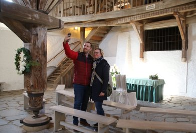Schnell noch ein Selfie im Brunnenhaus: Romy Gerber und ihr Liebster suchten auf Schloss Augustusburg ihre Hochzeitsräumlichkeiten. 