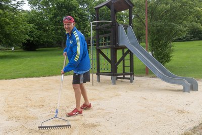 Peter Meyer gehört zu den vielen ehrenamtlichen Helferinnen und Helfern, die sich um die Pflege des weiträumigen Geländes kümmern.