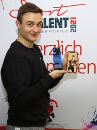 Grüße in die Ferne: Tischtennisspieler Leon Schubert zeigt aufs Handybild seines siegreichen Bruders Lenny, der im Deutschlandpokal spielt.
