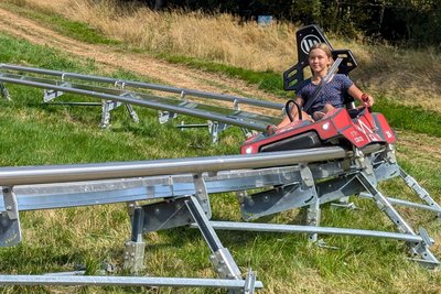 Die elfjährige Emily aus Berlin ließ den Schlitten bis zum Schluss richtig fliegen. Zum Urlaubs- und zum Ferienausklang genoss sie die Fahrten mit dem "O´thal Coaster".