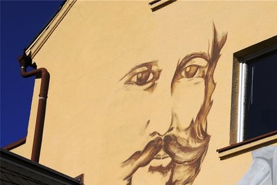 Die schicke Hausfassade des Sächsischen Rot-Kreuz-Museums in Beierfeld zeigt groß das Porträt von Henry Dunant, dem Gründer des Roten Kreuzes. Doch sowohl im Gebäude als auch im Hof soll nun saniert werden.. 