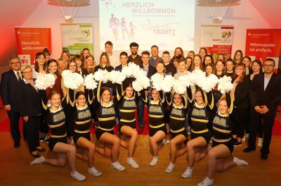 Die jeweils Besten der Sportlerumfrage 2020/2021 mit den Mädels der Showgruppe Cheer Mania sowie den Vertretern der Organisatoren. Für Landrat und Kreissportbundpräsident Frank Vogel sowie Sparkassenvorstandsmitglied Silvia Schletter (v. l.) war es die letzte Talentegala, sie gehen in den Ruhestand.
