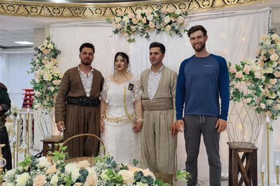 Hans Knorr (rechts) auf einer kurdischen Hochzeit.