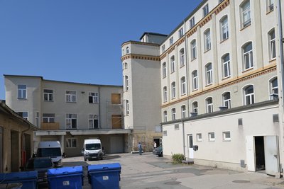 Der Anblick vor vier Jahren: Damals entstand die Idee, eine Grünfläche über dem Parkplatz zu bauen.