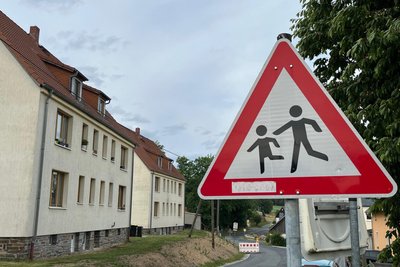 Tempo 30 und Fußweg für mehr Verkehrssicherheit für Kinder? Aktuell steht dieses Warnschild an der Dorfstraße in Eichigt.
