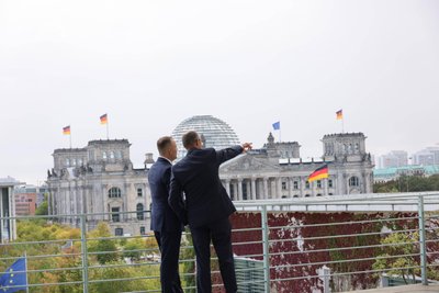 Bundeskanzler Friedrich Merz (rechts) zeigt Polens Präsidenten Karol Nawrocki auf dem Balkon des Kanzleramtes die Aussicht auf Berlin.