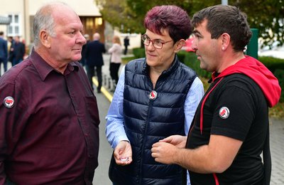 Kreisrat David Rausch (r.) verteilte der Linken-Kreisrat David Rausch an Jana Rathke und Dieter Kunadt. 