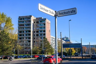 Die Ruine steht an der Kreuzung Zwickauer Straße/Reichsstraße und damit am Eingang zur Innenstadt von Chemnitz. Den benachbarten Sechsgeschosser hat die GGG sanieren lassen.