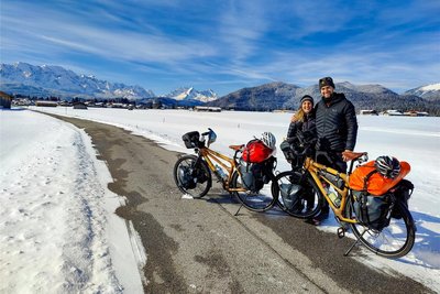 Im Februar starteten Franziska Maria Thaler und Hans Knorr mit ihren Fahrrädern über die Alpen.