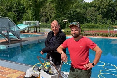 Haben gemeinsam die Feinabstimmung des neuen Saugroboters vorgenommen: Schwimmmeister Christian Schubert (rechts) und Norbert Kannmann von der Weda-Wassertechnik Magdeburg. 