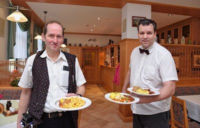Preiswerte Mittagsgerichte sollen Laufkundschaft ins Lokal zu Kellner Heiko Thäle (links) und Wirt Kay Kutsche (rechts) locken. 