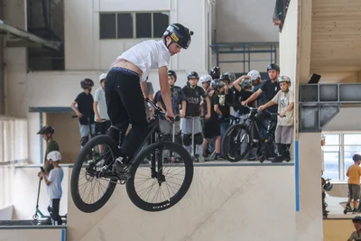 Clemens Gräßler bei einem seiner Tricks in der neuen Skatehalle.