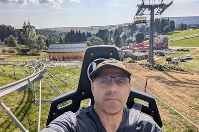 „Freie Presse"-Reporter Kjell Riedel auf der Fahrt nach oben. Da geht es noch ganz gemächlich zu. Das Benutzen des Schlittens und der Bahn ist kinderleicht. Das Tempo auf der Abfahrt lässt sich mit der Bremse gut kontrollieren.