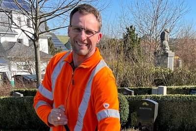 Daniel Ullmann hat auf den kommunalen Friedhöfen in den Ortsteilen Gornau und Witzschdorf jetzt viel zu tun.