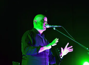 Sandow-Sänger Kai-Uwe Kohlschmidt live auf der Berliner Volksbühne.  