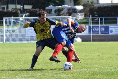 Nach zuletzt vier Siegen in vier Spielen hat Germania ordentlich Rückenwind. Trainer Sebastian Voigt profitiert dabei auch von einem breiten Kader. In diesem ist Innenverteidiger Andreas Hönig (r.) eine Stütze. 