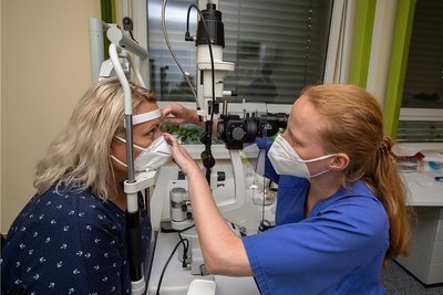 Assistenzärztin Astrid Küster untersucht die Augen von Patientin Jeannette Mohr-Eichhorn. 