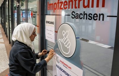 Afaf Hab Kassem entfernte am Mittwoch im Eingangsbereich der Impfstelle die Aufkleber an den Scheiben.