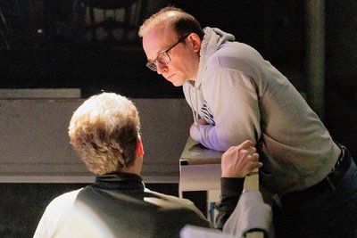 Intensive Probenarbeit für die Operette "Hopfen und Malz": Startenor und Komponist Daniel Behle (rechts) im Gespräch mit Chefdirigent und Generalmusikdirektor Jens Georg Bachmann. 