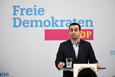Bijan Djir-Sarai am Freitag in Berlin während seines Rücktritts-Statements.