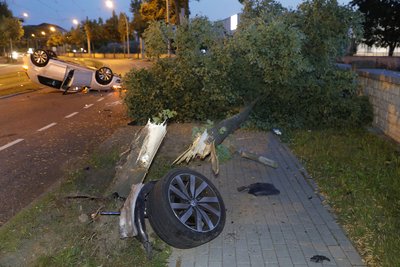 Nach der Kollision mit einem Baum landete der VW auf dem Dach.